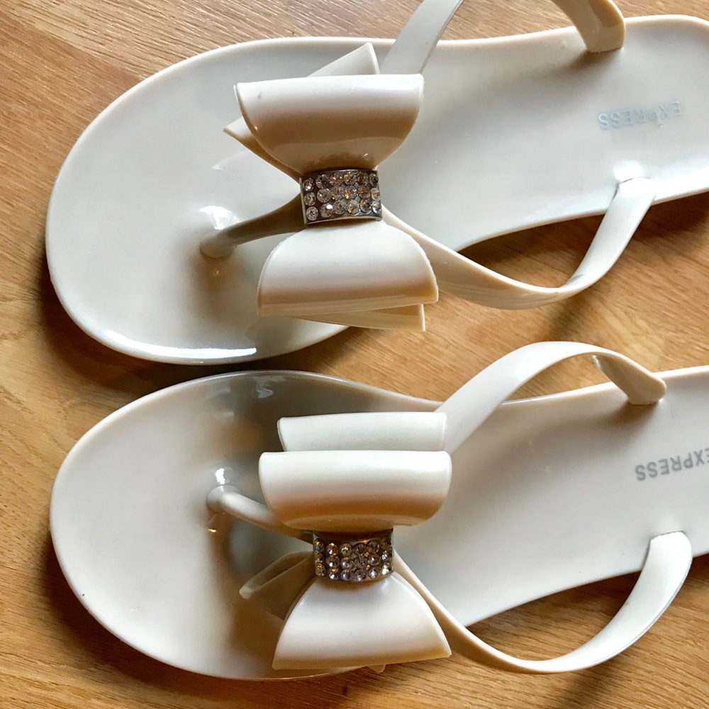 Express bow flip-flops